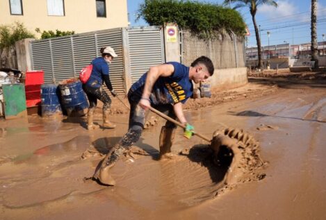 Un grupo de 200 voluntarios de la UCAM se desplazan a Valencia para ayudar en la limpieza