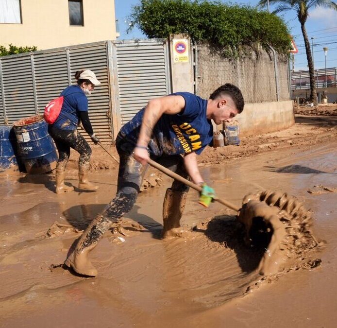 Un grupo de 200 voluntarios de la UCAM se desplazan a Valencia para ayudar en la limpieza