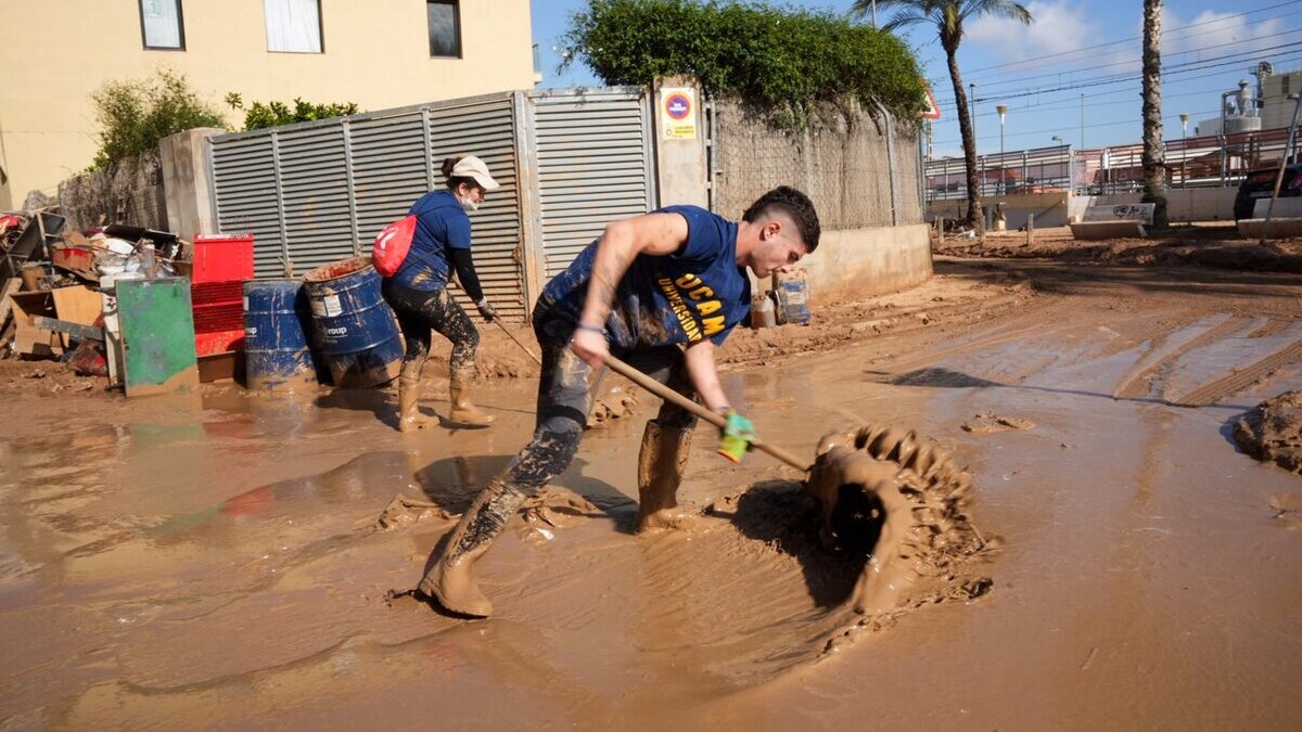 Un grupo de 200 voluntarios de la UCAM se desplazan a Valencia para ayudar en la limpieza