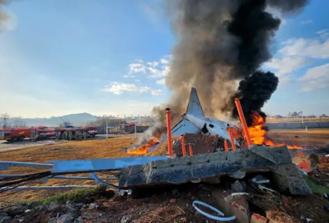 Mueren al menos 179 personas al estrellarse un avión cuando aterrizaba en Corea del Sur