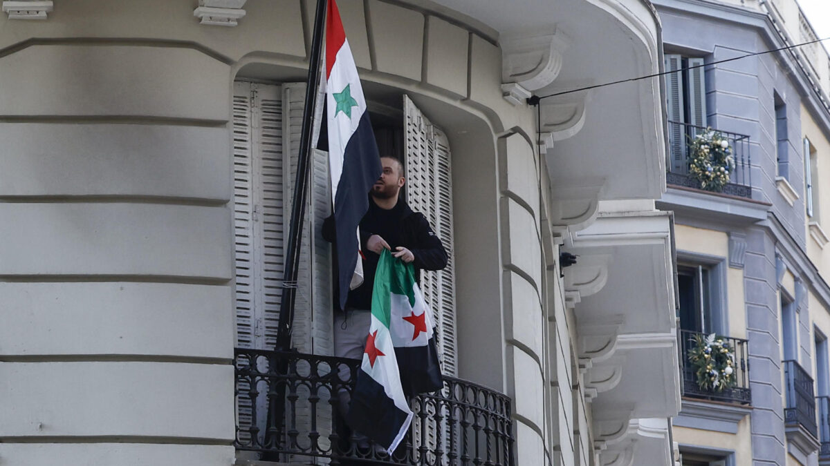 La Embajada siria en España retira la bandera del régimen: «Es un sueño hecho realidad»