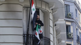 La Embajada siria en España retira la bandera del régimen: «Es un sueño hecho realidad»