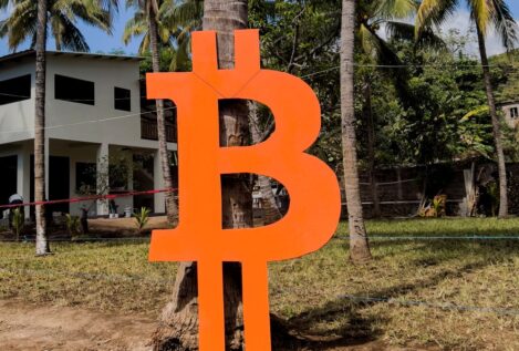 El FMI presiona a El Salvador para limitar Bitcoin