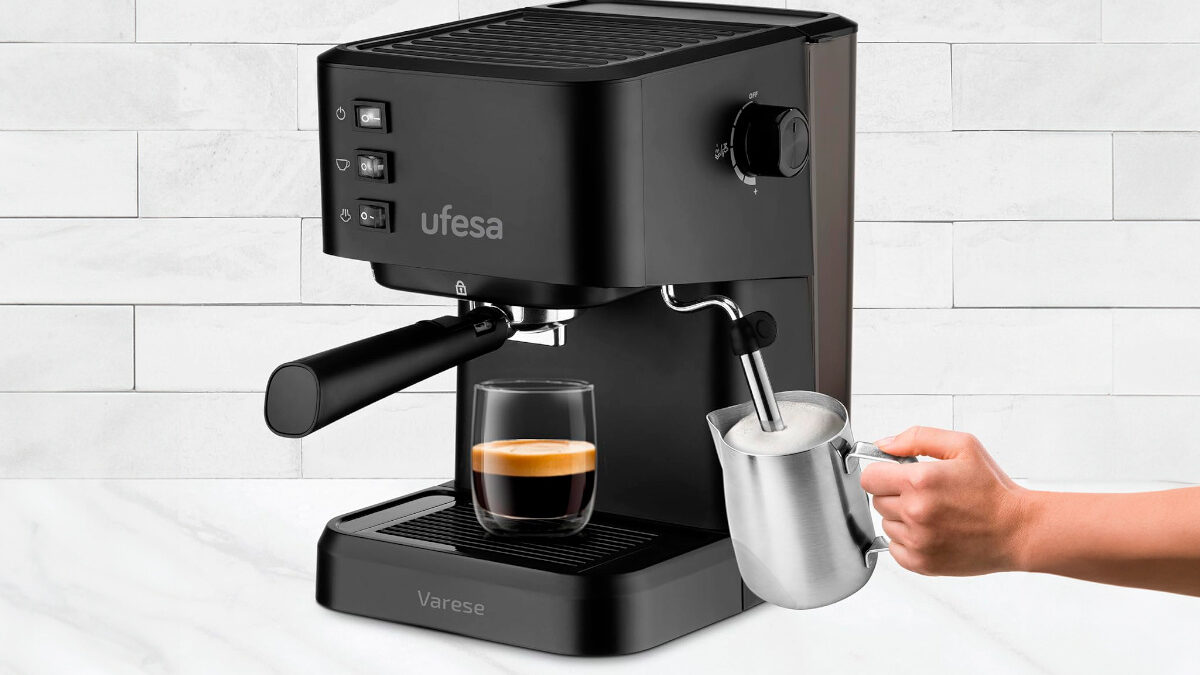 Amazon tira la casa por la ventana y rebaja a menos de 70€ esta cafetera compacta de Ufesa