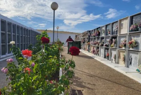 Profanan cuatro tumbas de un cementerio de Sevilla y cuelgan uno de los cadáveres