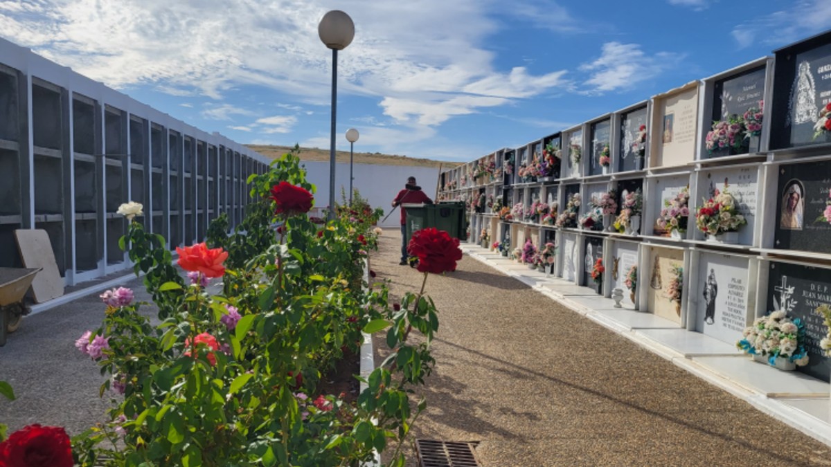 Profanan cuatro tumbas de un cementerio de Sevilla y cuelgan uno de los cadáveres