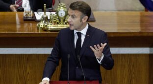 Macron no deja el cargo y asegura que no asumirá «irresponsabilidades» de otros