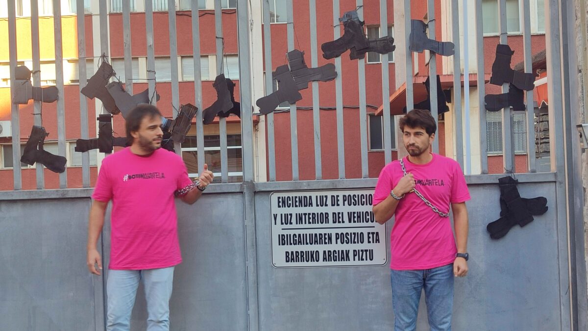 Activistas vascos se encadenan a la sede del Ejército en Bilbao para exigir su «desaparición»