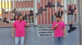 Activistas vascos se encadenan a la sede del Ejército en Bilbao para exigir su «desaparición»