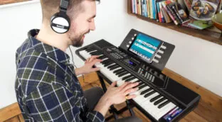 Este kit de piano digital incluye teclado, pedal, banco y auriculares y ahora está rebajadísimo