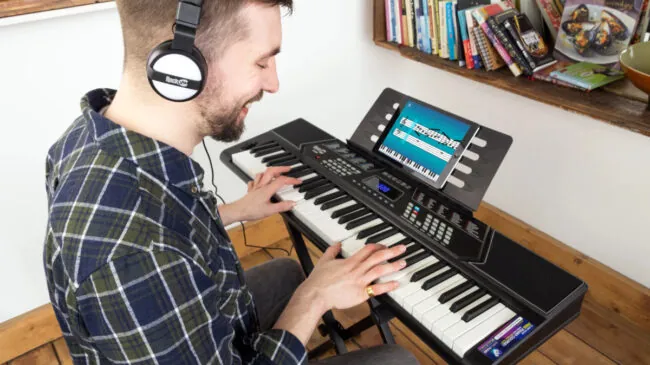 Este kit de piano digital incluye teclado, pedal, banco y auriculares y ahora está rebajadísimo