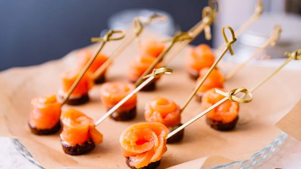 Aperitivos con salmón ahumado para Navidad: (Canva)