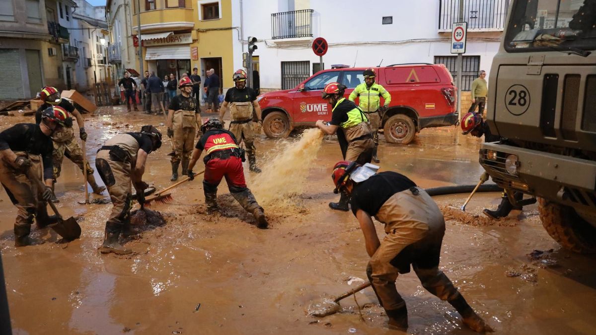 Robles desvela que hubo militares intoxicados tras limpiar garajes en Valencia por la DANA