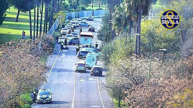 Un muerto y un herido grave tras la dura colisión entre una motocicleta y un camión en Sevilla