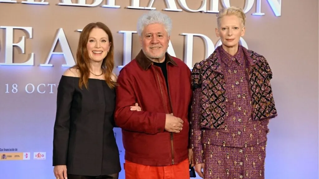 (i-d) Julianne Moore, Pedro Almodóvar y Tilda Swinton. 