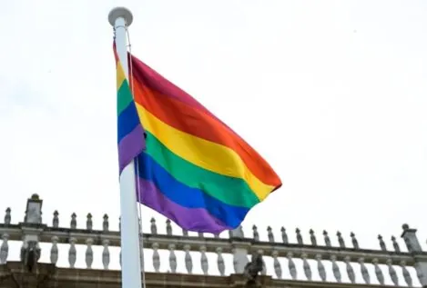 El Supremo avala que se cuelgue la bandera LGTBI en edificios públicos en el Orgullo