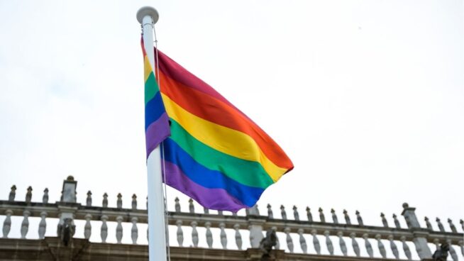 Portugal prohíbe izar banderas «ideológicas» en edificios públicos, incluida la LGTBI