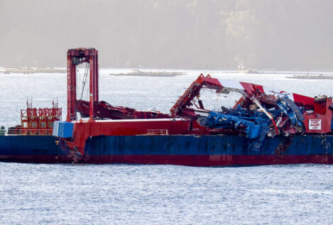 Un buque chino permanece fondeado en Ares (La Coruña) tras perder la carga por el temporal