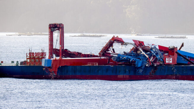 Un buque chino permanece fondeado en Ares (La Coruña) tras perder la carga por el temporal