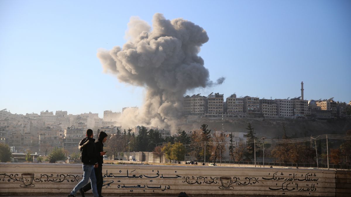 Los rebeldes sirios llegan a las puertas de Damasco y Al Assad blinda la capital