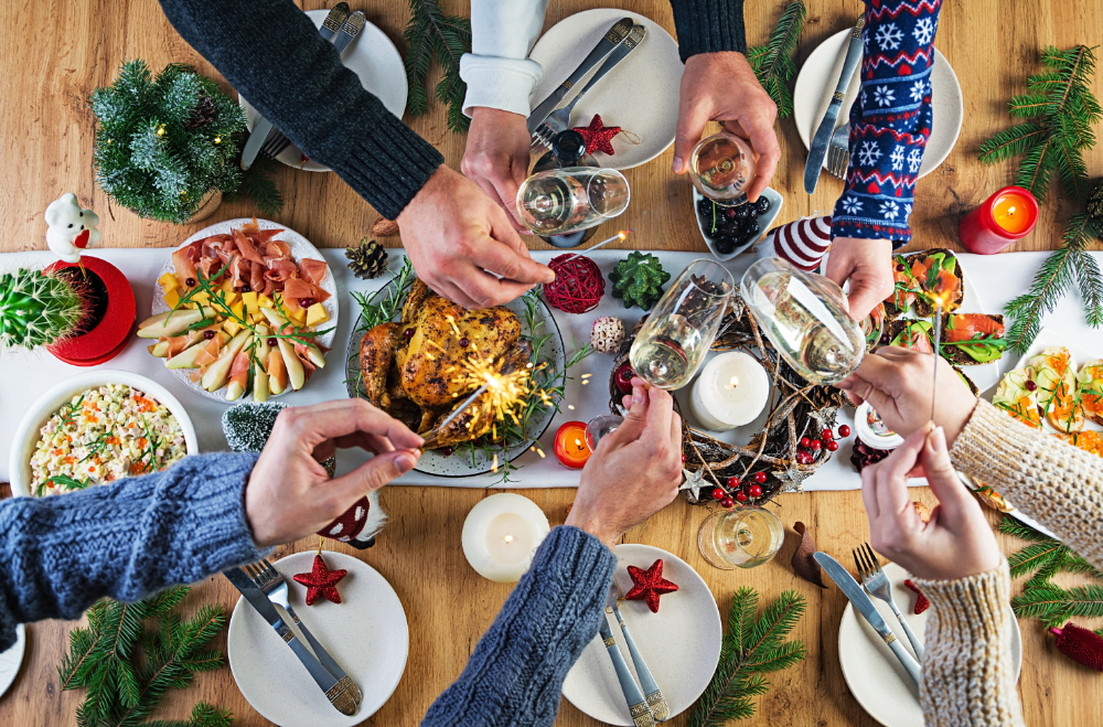 Brindis en una celebración navideña. (Fuente: Freepik/timolina)