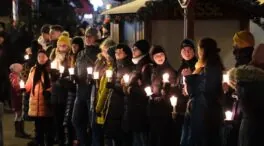 Una cadena humana recuerda a las víctimas del atropello de Magdeburgo y rechaza a AfD