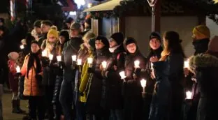 Una cadena humana recuerda a las víctimas del atropello de Magdeburgo y rechaza a AfD