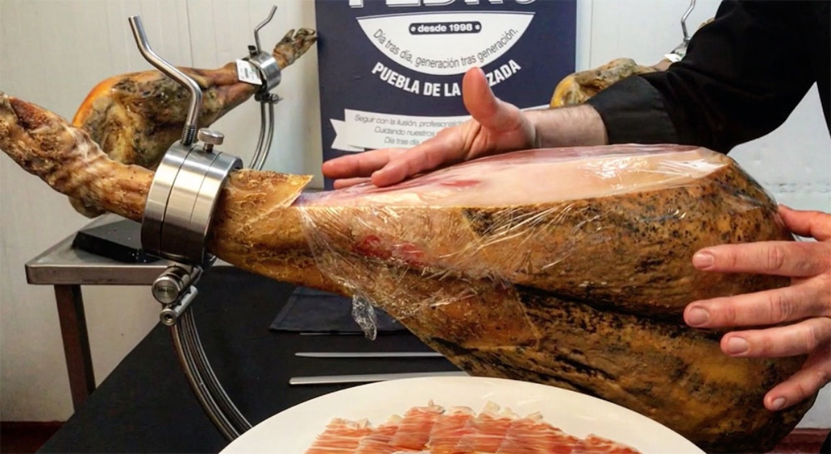 El gran secreto para guardar el jamón: ni taparlo con su grasa ni con un trapo