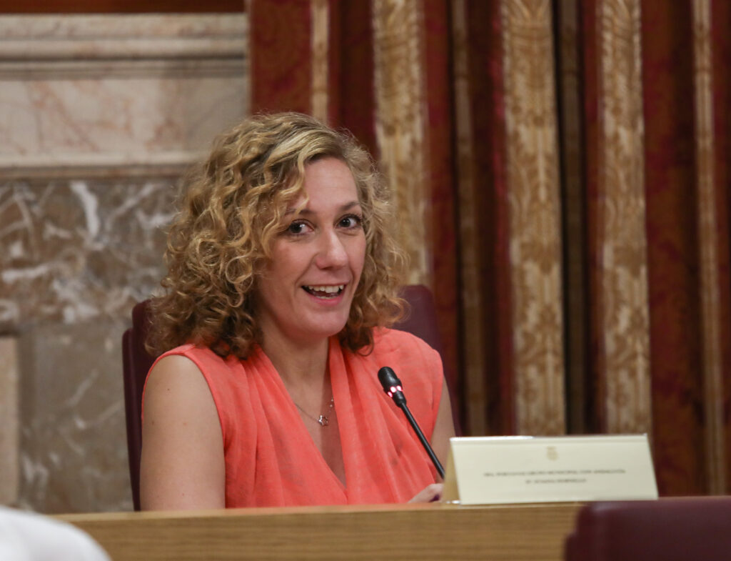 La concejal  de la confluencia Podemos-IU, Susana Hornillo, en el pleno del Ayuntamiento de Sevilla