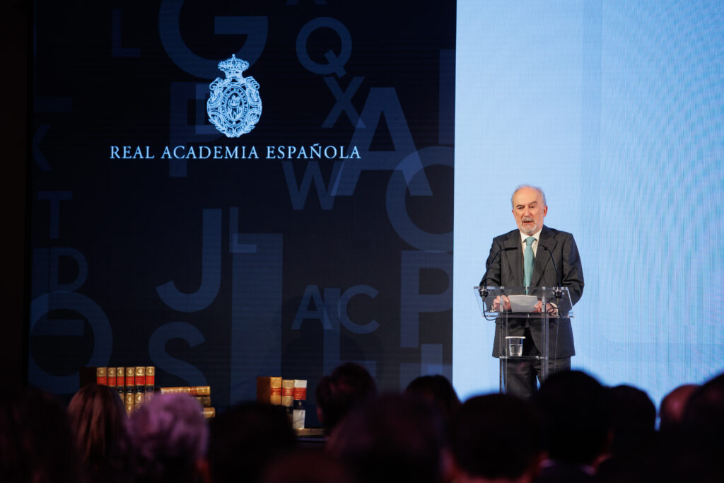 Discurso de académico de la RAE: Alejandro Martínez Vélez (EP)