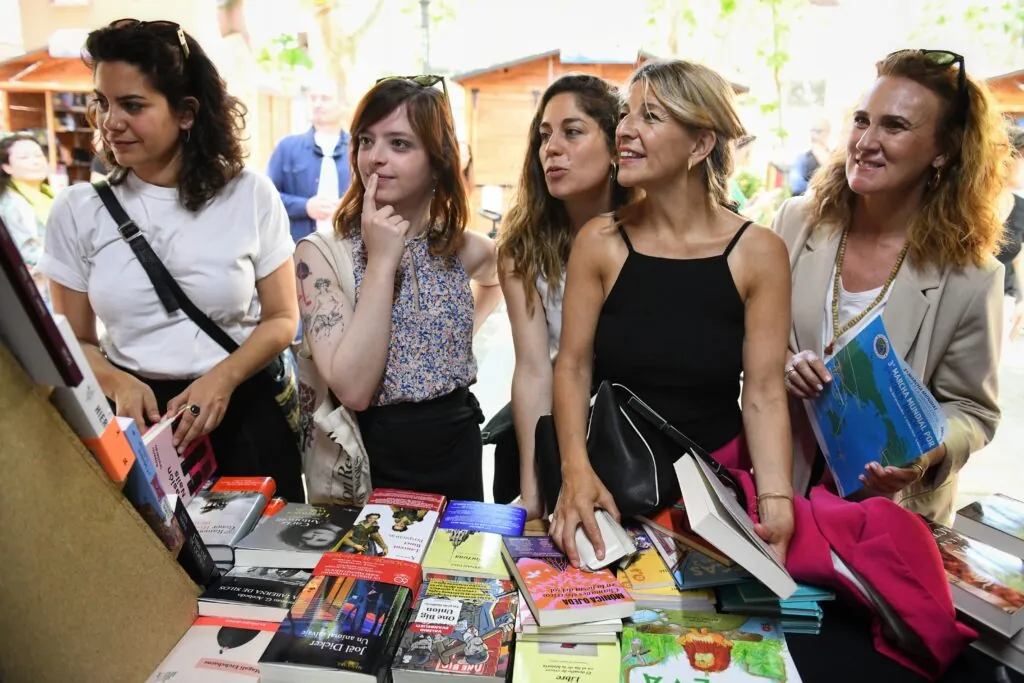 Yolanda Díaz durante la feria del libro