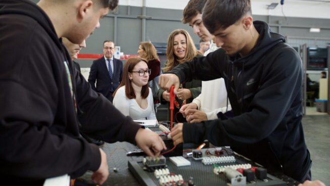 España tiene poca 'clase media' educativa: solo el 15% de jóvenes opta por la FP básica o media