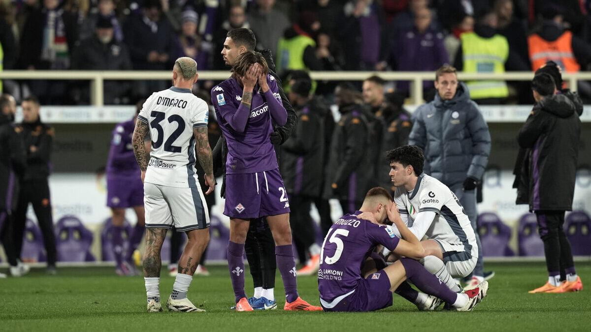 El futbolista de la Fiorentina Edoardo Bove sale de la UCI tras sufrir un colapso en un partido