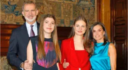 Felipe, Letizia y sus hijas felicitan la Navidad con una foto inédita del décimo aniversario del Rey