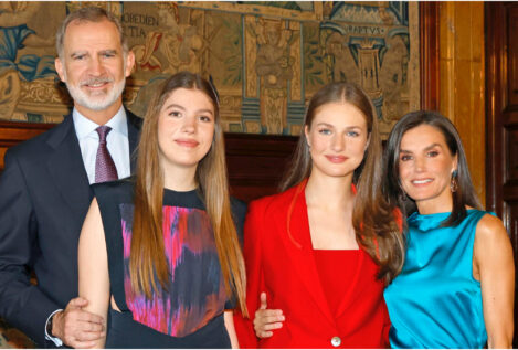 Felipe, Letizia y sus hijas felicitan la Navidad con una foto inédita del décimo aniversario del Rey