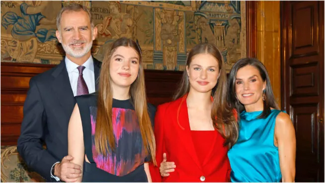 Felipe, Letizia y sus hijas felicitan la Navidad con una foto inédita del décimo aniversario del Rey