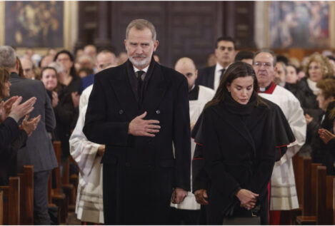 La triste entrada de Letizia en la catedral de Valencia y el gesto que le diferencia con Felipe