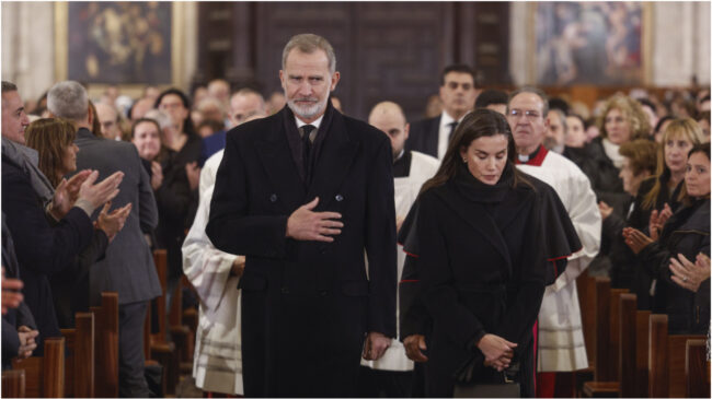 La triste entrada de Letizia en la catedral de Valencia y el gesto que le diferencia con Felipe