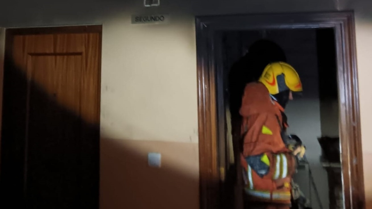 Muere una anciana y desalojan a 20 personas tras el incendio en un piso en Ayora (Valencia)