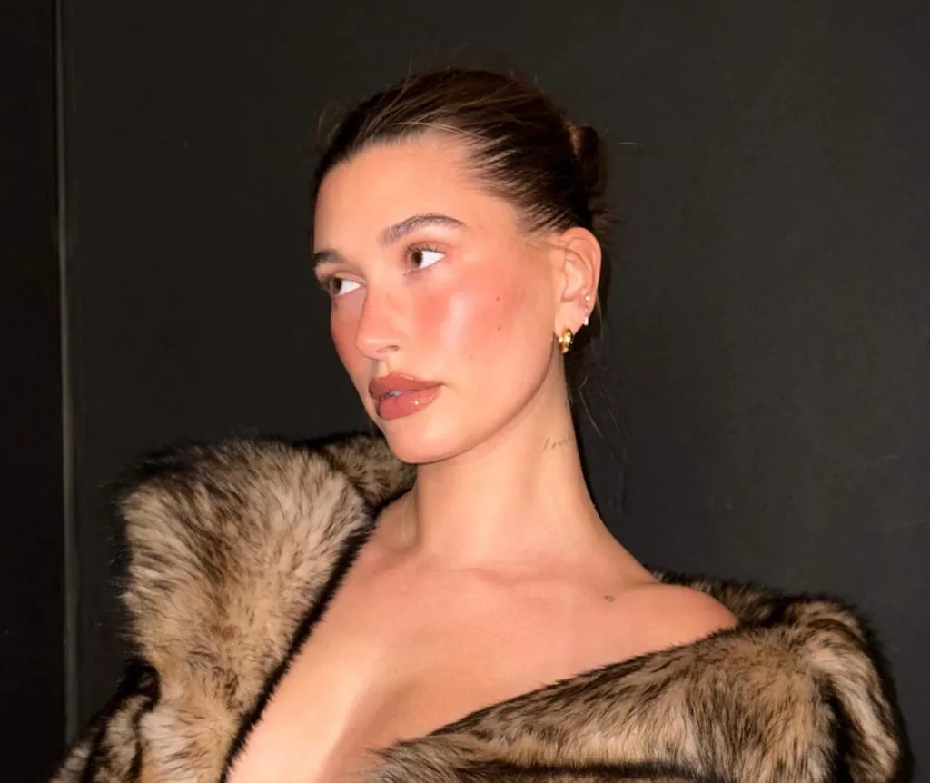 La modelo Hailey Bieber representando la tendencia Glass Skin. (Fuente: Instagram)