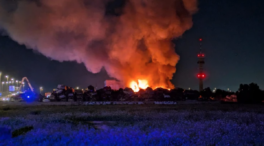 Un incendio calcina un cementerio de coches de la dana en un solar de Catarroja (Valencia)