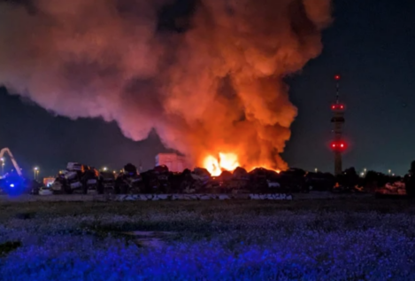 Un incendio calcina un cementerio de coches de la dana en un solar de Catarroja (Valencia)