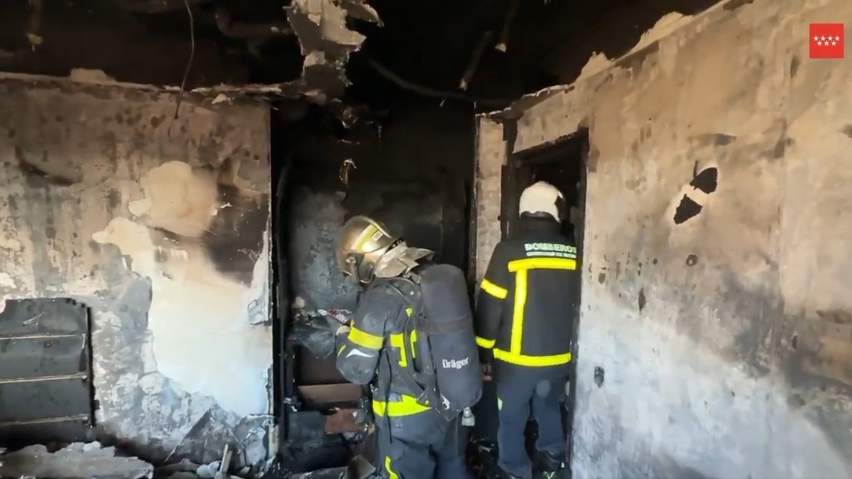 Una casa «arrasada» y 16 viviendas desalojadas por un incendio en Majadahonda (Madrid)