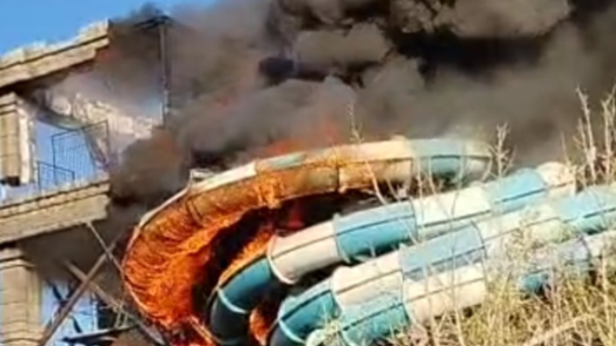 Controlado un aparatoso incendio en un tobogán de un parque acuático en Málaga