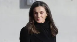 Los Reyes, rumbo a Italia: Letizia se despide de riguroso negro con el abrigo ideal para el frío