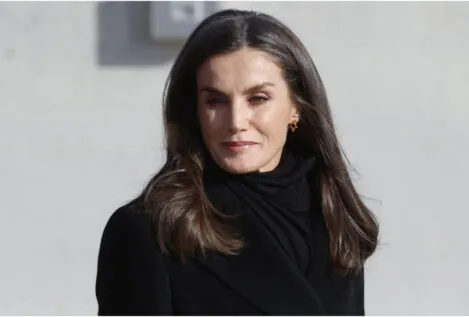 Los Reyes, rumbo a Italia: Letizia se despide de riguroso negro con el abrigo ideal para el frío