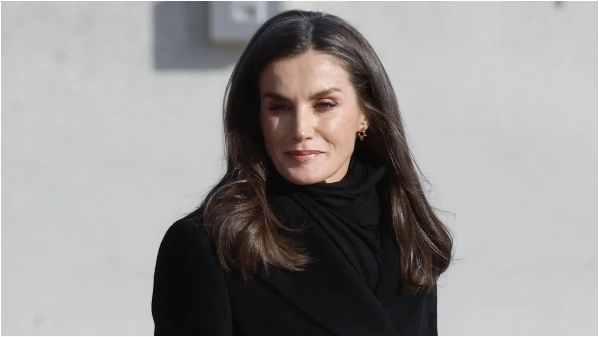 Los Reyes, rumbo a Italia: Letizia se despide de riguroso negro con el abrigo ideal para el frío