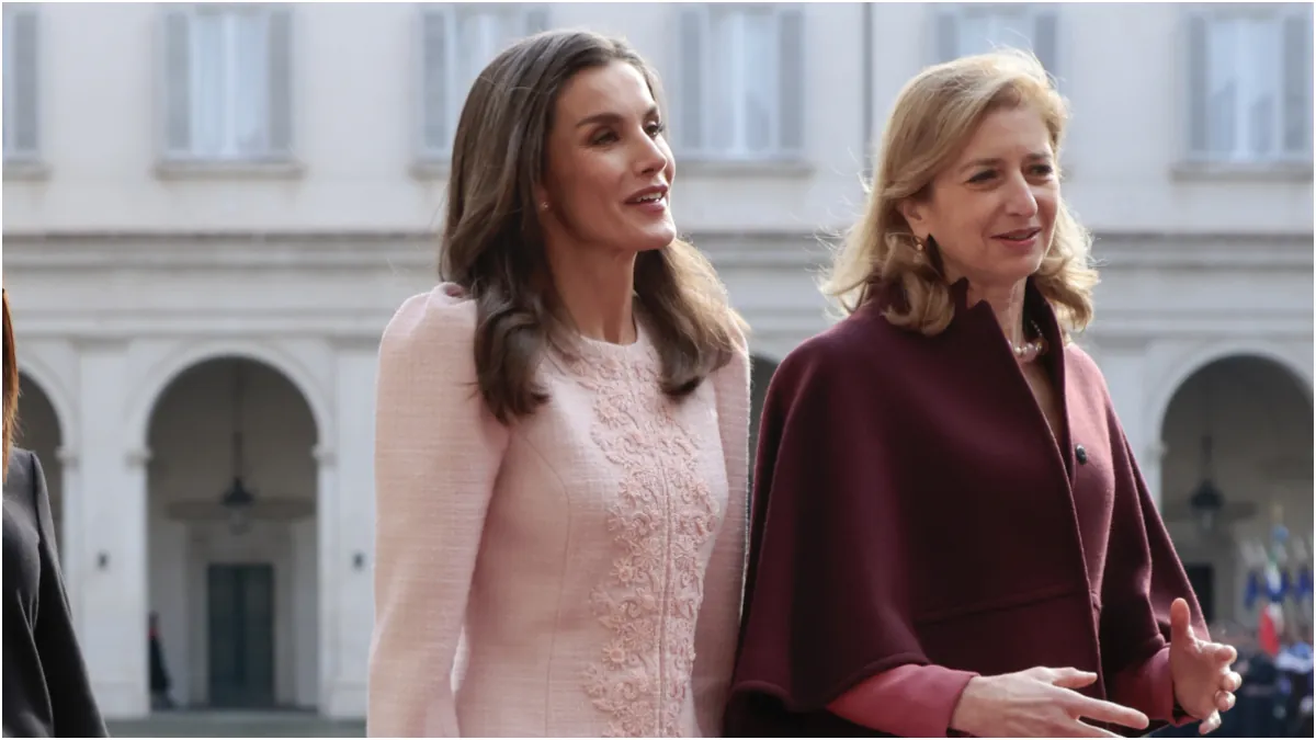 La reina Letizia deslumbra en Roma con un traje rosa de inspiración Jackie Kennedy