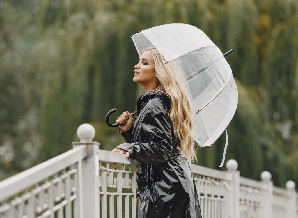 La lluvia es uno de los principales enemigos del pelo en invierno. (Fuente: Freepik/Prostooleh)