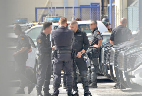 Multa a un guardia civil por quedarse una caja de dátiles incautada en la frontera de Ceuta